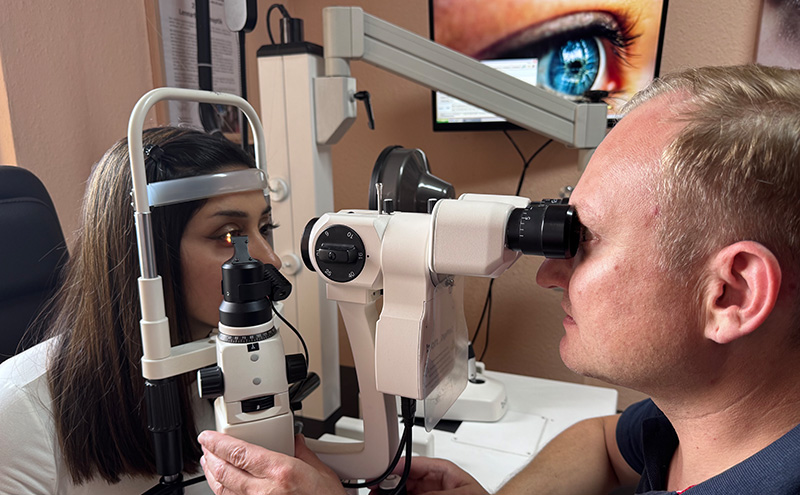 Foto: Augenzuntersuchungung mit Spezielle Anlage