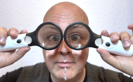 Foto: Ein Buch unter Lupe