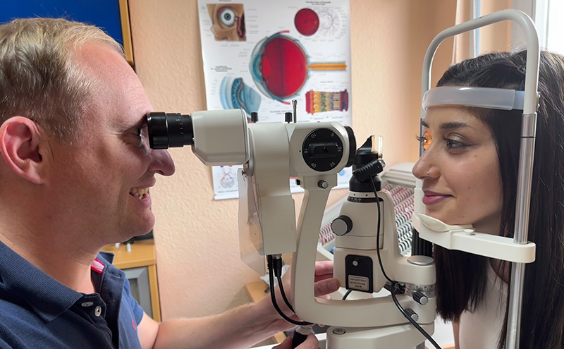 Foto: Arzt untersucht Patientin Auge